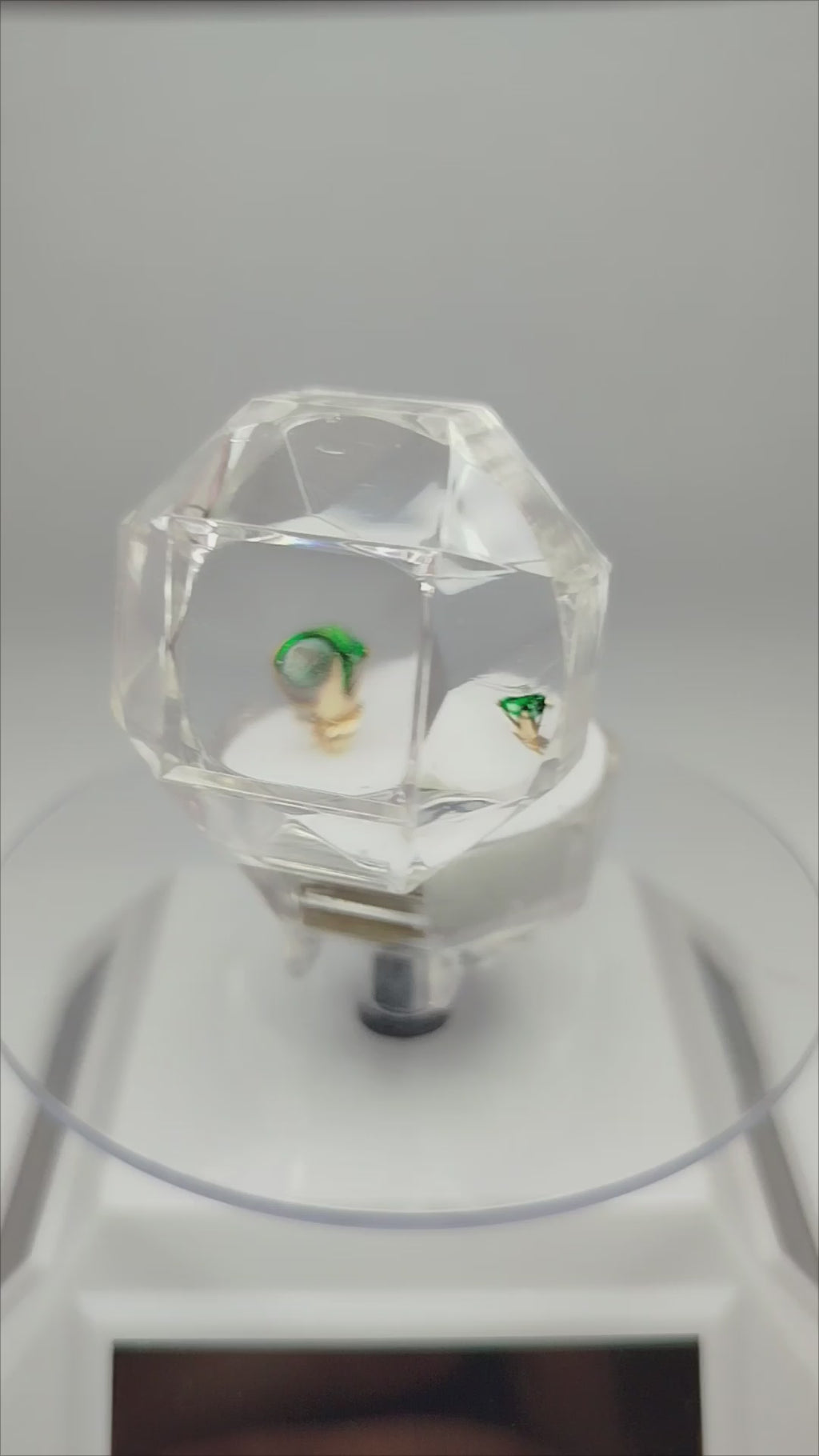 Aros de oro 14k con piedra esmeraldina hombre