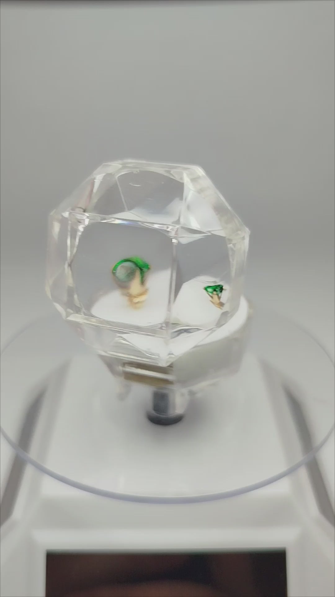 Aros de oro 14k con piedra esmeraldina hombre
