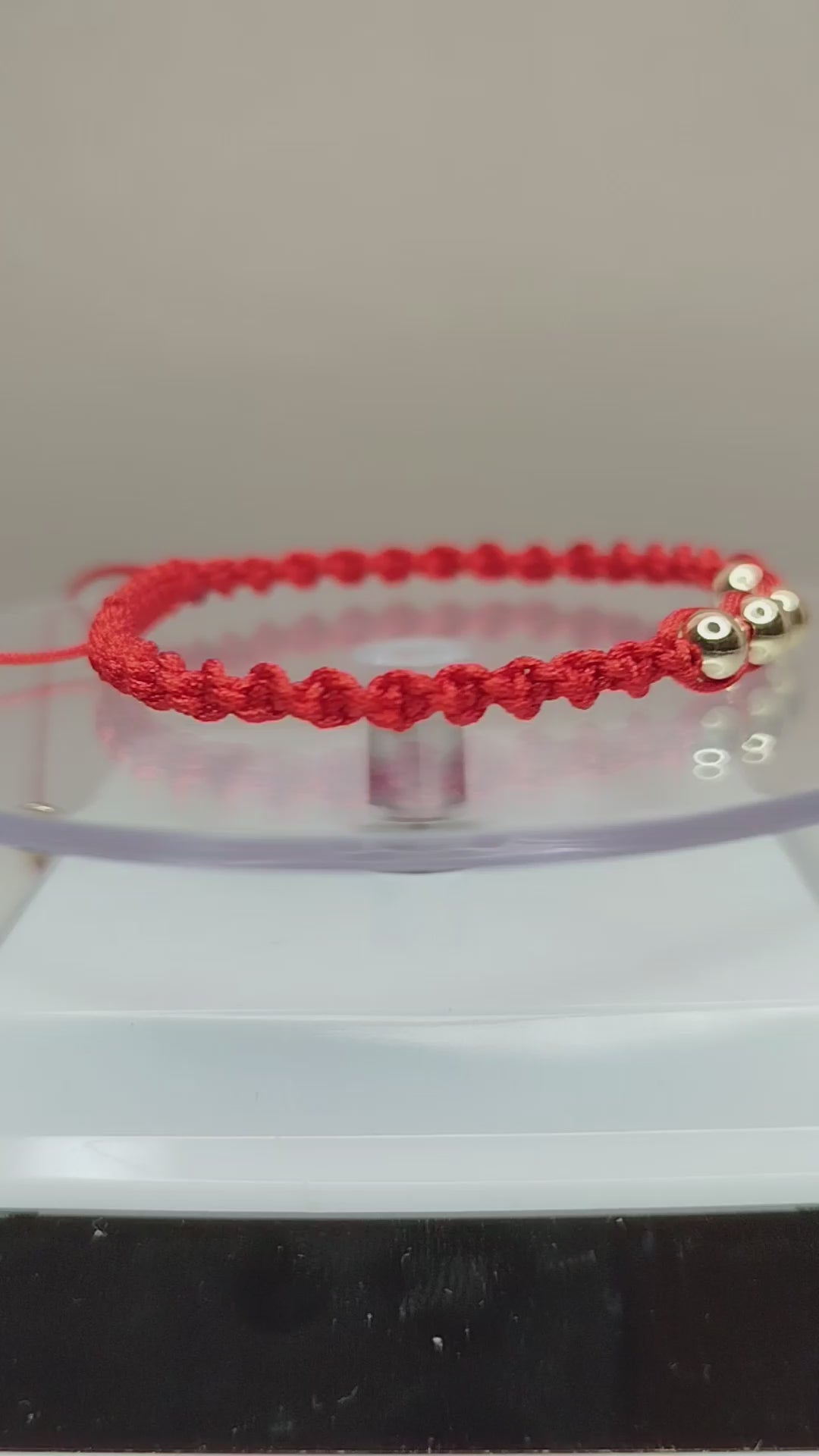 Pulsera hilo rojo estilo turbillon con balines de oro 18k ajustable hombre