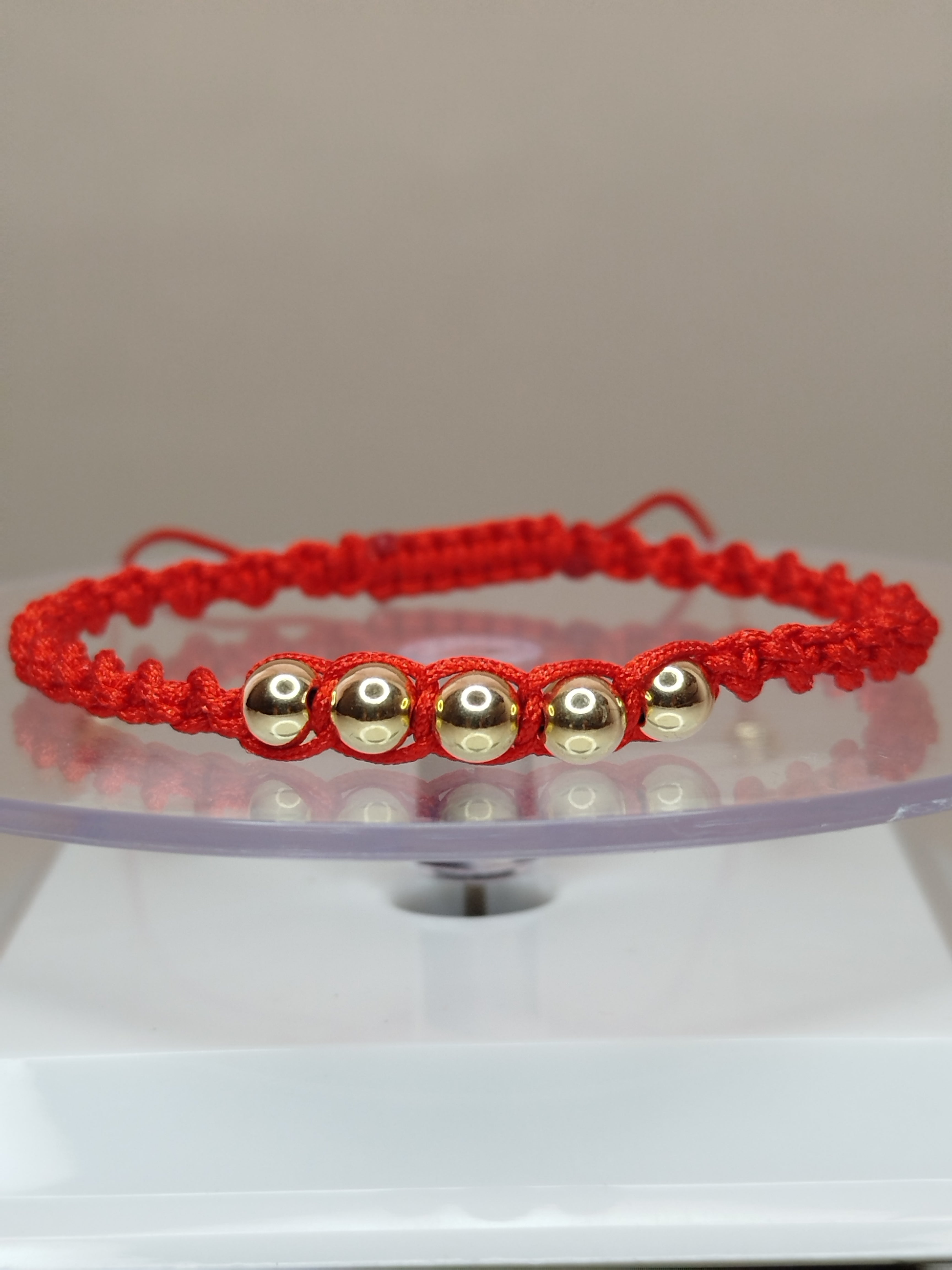 Pulsera hilo rojo estilo turbillon con balines de oro 18k ajustable hombre