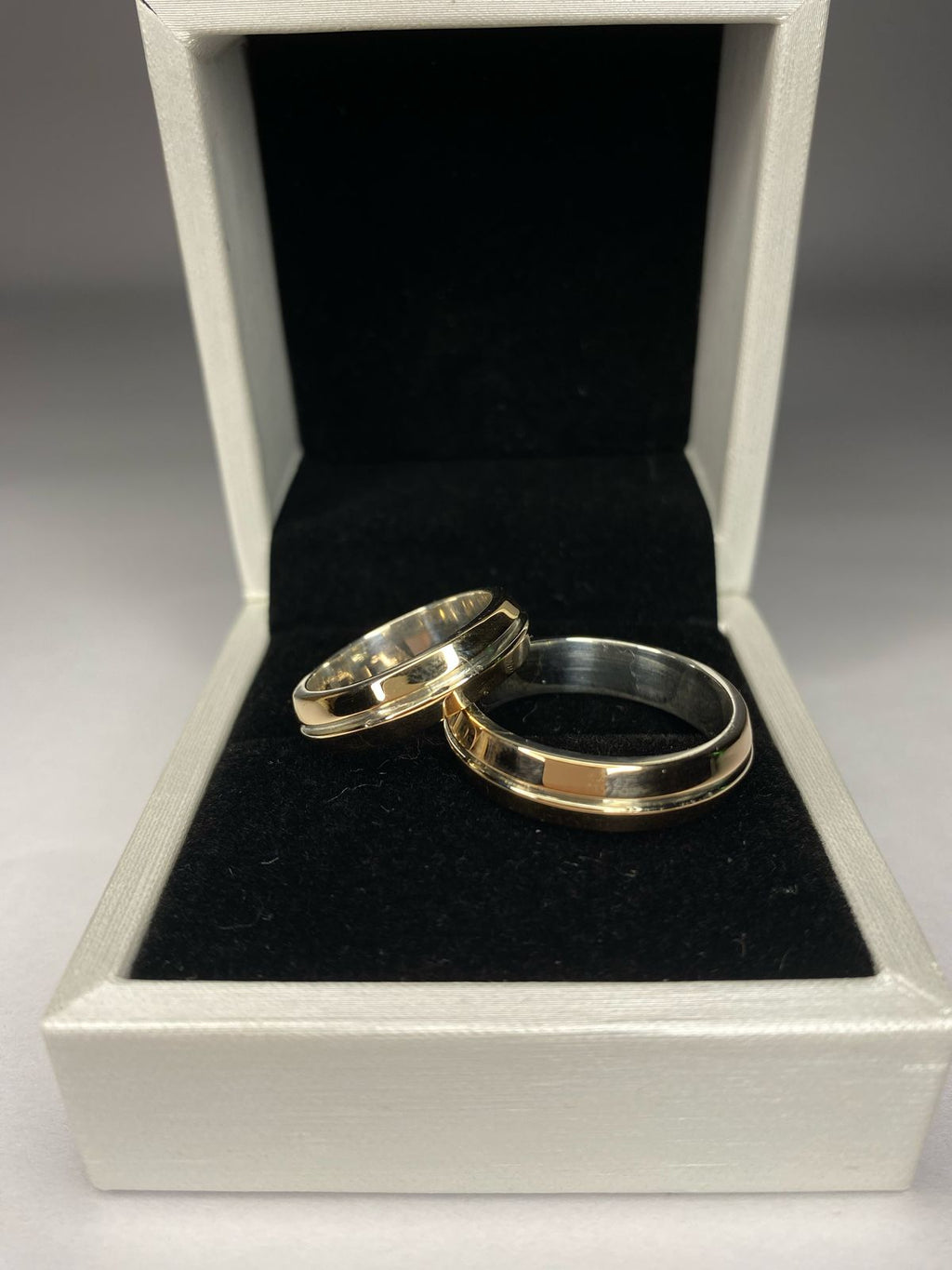 Argollas media caña plata 950 con oro 14k parejas