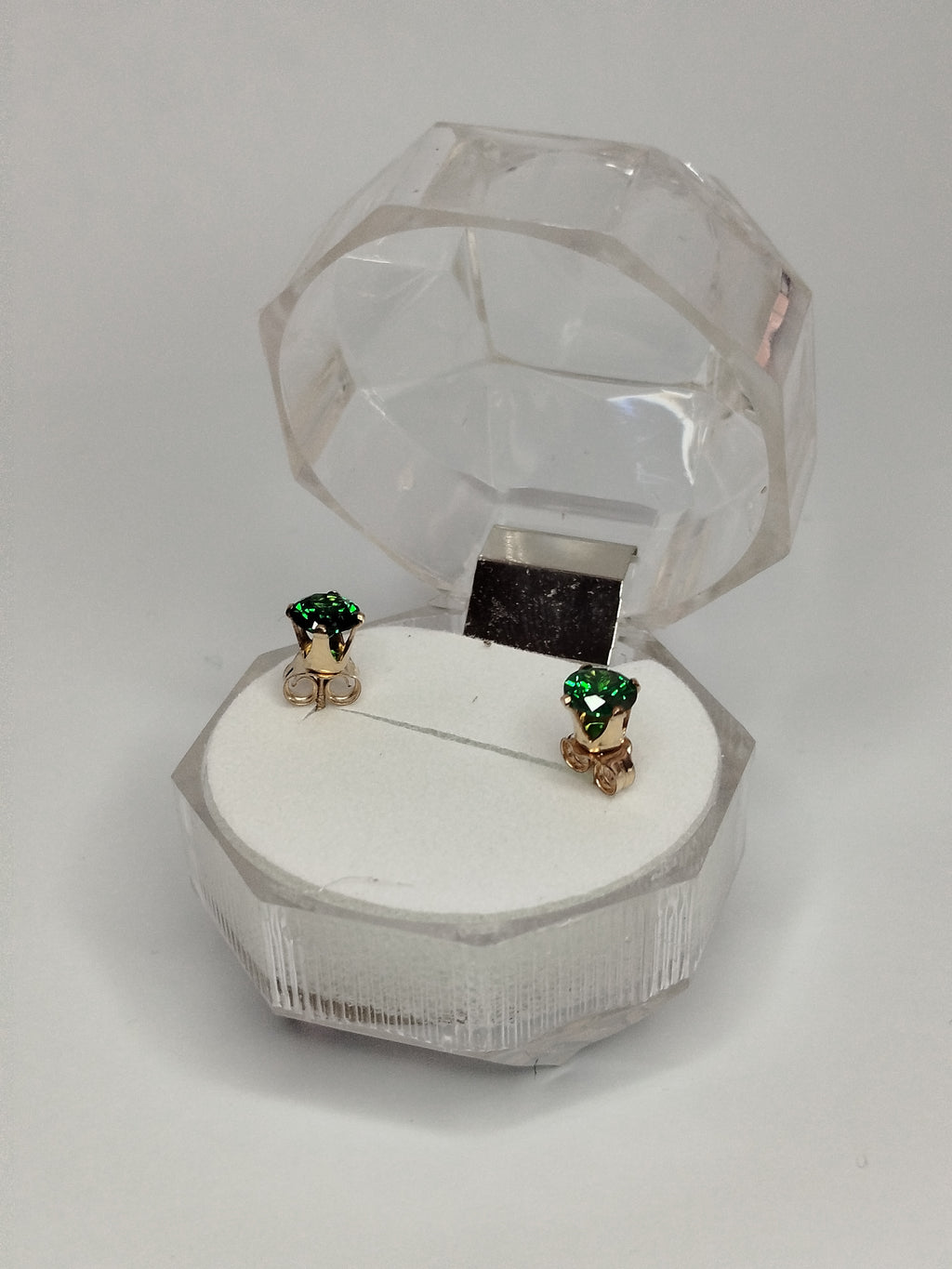 Aros de oro 14k con piedra esmeraldina hombre