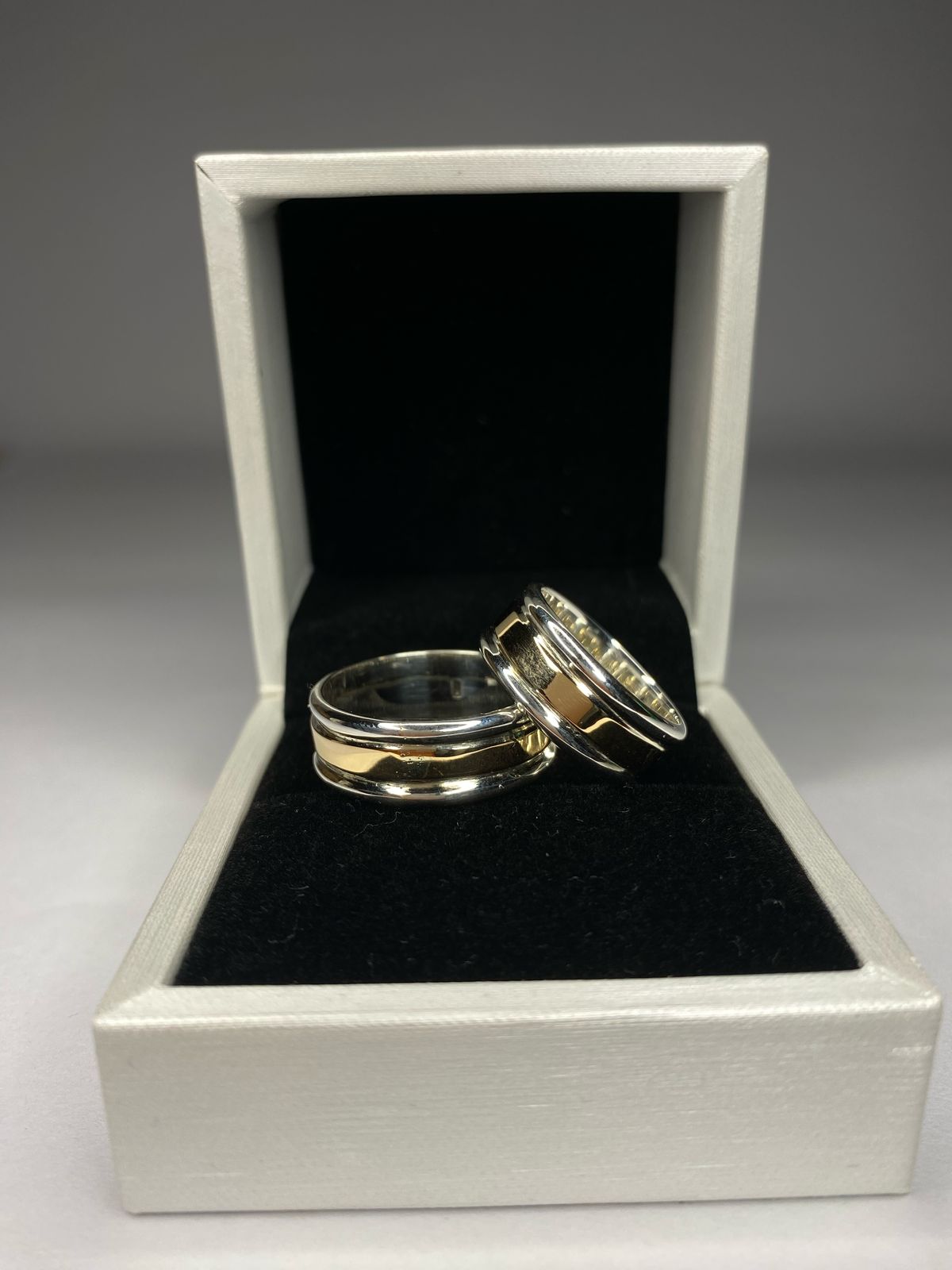 Argollas media caña plata 950 con oro 14k pareja